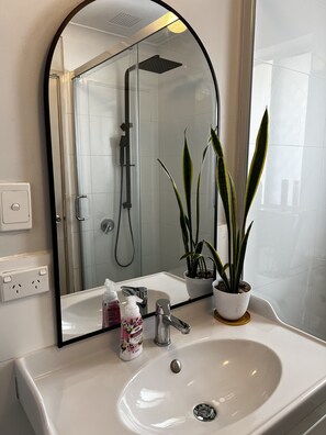 Shower, hair dryer, towels, soap - Bright and beautiful home in Marangaroo, short drive to Perth CBD and beach.  (Marangaroo)
