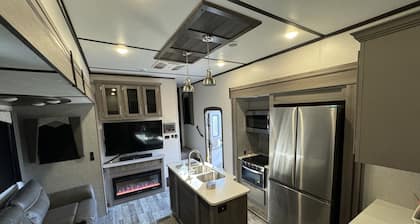Huge RV-Lake Russel & Lake Secession Camplife - Hunting and Fishing Playground