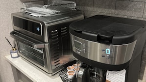 Eine Küche mit Kaffeemaschine, Toaster und Wasserkocher.