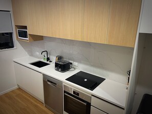 Fridge, microwave, oven, stovetop - Flatbush Holiday Accommodation, 2.5 Bedroom Town House RA (Auckland)