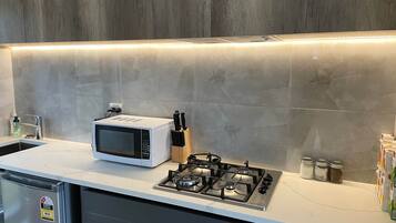 Fridge, microwave, oven, stovetop