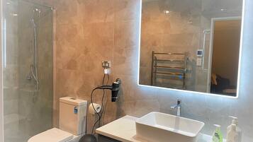 Hårføner og håndklær