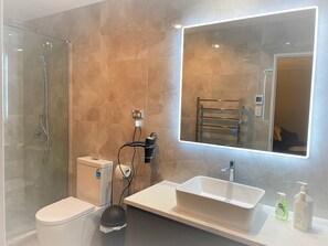 Hair dryer, towels - Flatbush Holiday Accommodation, Luxury Residence (Auckland)