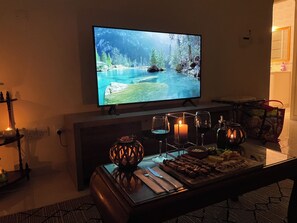 Casa panorámica, vista a la montaña | Decoración personalizada, muebles diferentes y escritorio