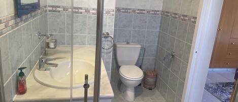 A bathroom with a bathtub, toilet, and sink.