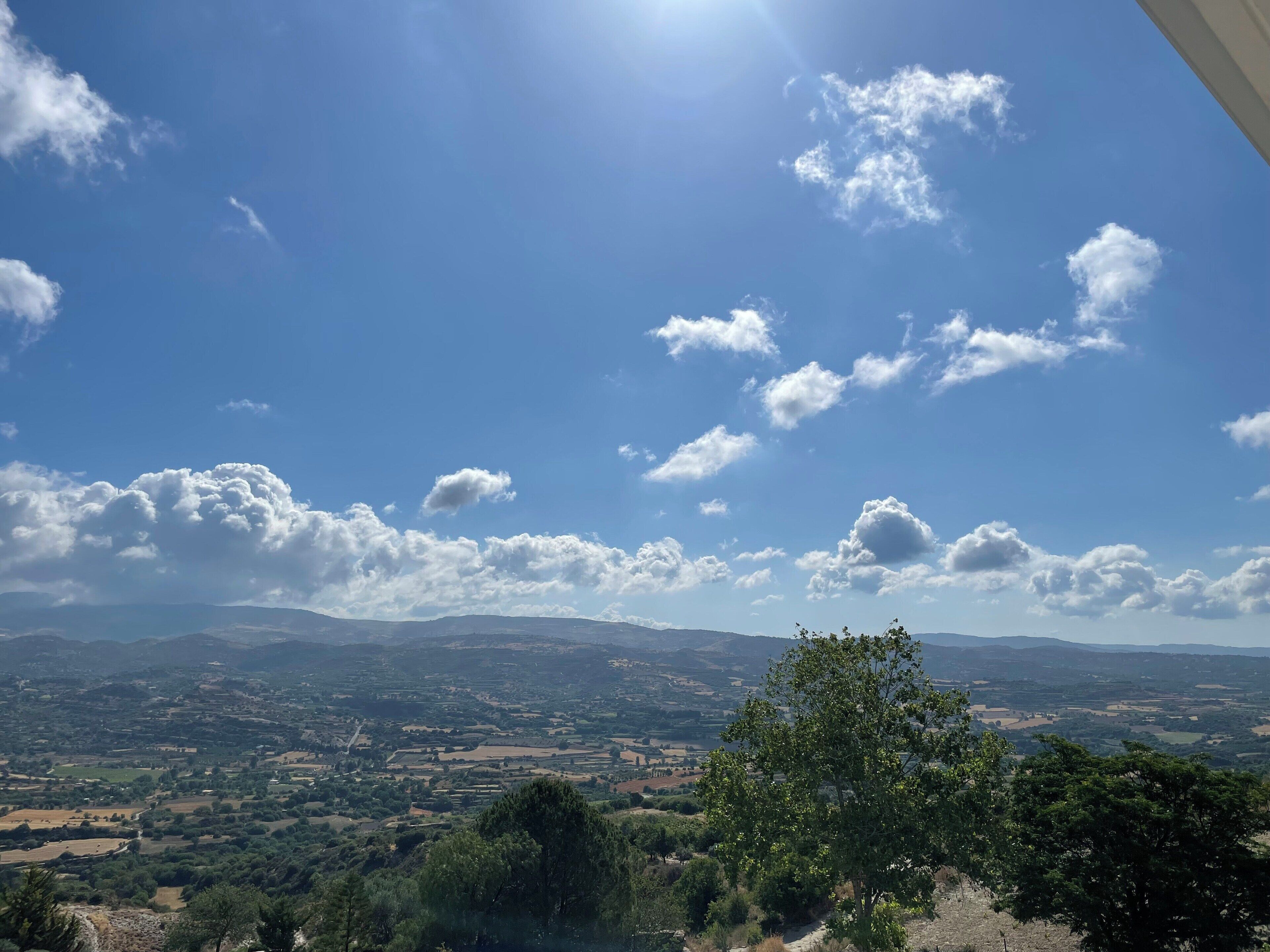 Vista panorámica de un paisaje con cielo despejado y algunas nubes dispersas.