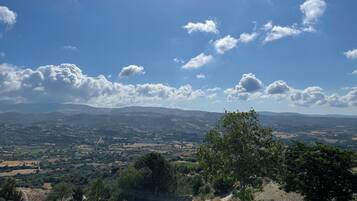 Vista panorámica de un paisaje con cielo despejado y algunas nubes dispersas.