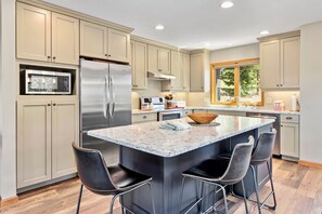 House, 3 Bedrooms | Private kitchen | Fridge, oven, coffee/tea maker, toaster