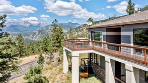 A modern house with a balcony overlooking a mountainous landscape. - Aspen Spirit Vacation Home At Windcliff 3 Bedroom Home by RedAwning (Estes Park)