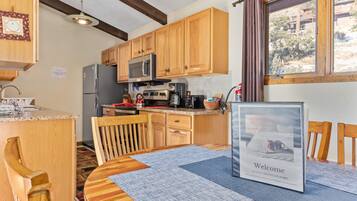 House, 3 Bedrooms | Private kitchen | Fridge, oven, coffee/tea maker, toaster