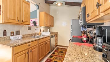 House, 3 Bedrooms | Private kitchen | Fridge, oven, coffee/tea maker, toaster