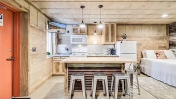 Cottage, 1 Bedroom | Private kitchen | Fridge, oven, stovetop, coffee/tea maker