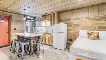 Cottage, 1 Bedroom | Private kitchen | Fridge, oven, stovetop, coffee/tea maker