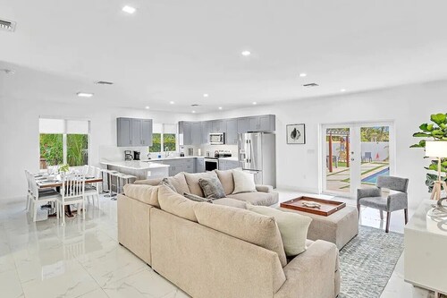 Miami Resort Villa / Luxury Home / Heated Pool / Hot Tub / Mini Golf