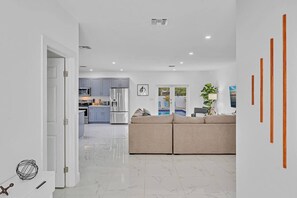 Smart-TV, fotballspill, bordtennis og musikkbibliotek