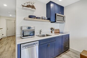 Fridge, microwave, stovetop, dishwasher