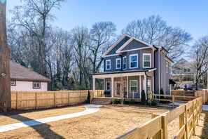 Exterior - Luxe Living: 4bedroom 3bathroom of Modern Elegance (Atlanta)