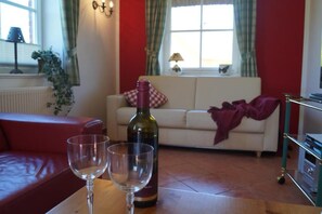 Smart TV, livros, aparelho de som