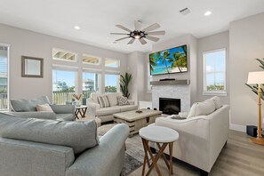 تلفزيون ذكي، مدفأة، ألعاب فيديو، كرة قدم الطاولة