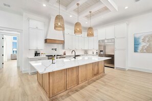 冷蔵庫、電子レンジ、オーブン、食器洗い機