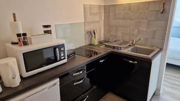 Frigorífic, microones, placa de cuina i bullidora elèctrica
