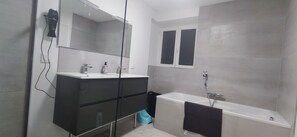 Dusche, Haartrockner, Handtücher, Seife