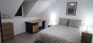 4 Schlafzimmer, Schreibtisch, Bügeleisen/Bügelbrett, Reisekinderbett