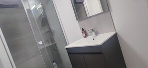 Dusche, Haartrockner, Handtücher, Seife