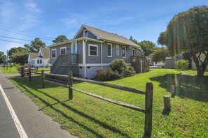 Exterior - Bue Crab Bungalow - Charming in-town cottage! (Chincoteague Island)