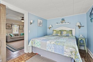 1 bedroom, desk, WiFi - Bue Crab Bungalow - Charming in-town cottage! (Chincoteague Island)