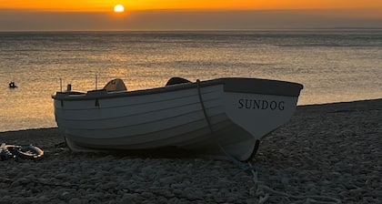 East Cottage sleeps 8 guests in 4 bedrooms