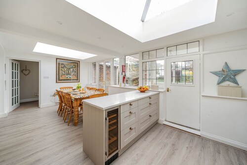 East Cottage  sleeps 8 guests  in 4 bedrooms