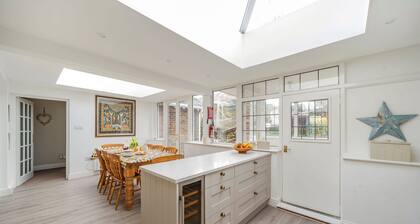 East Cottage sleeps 8 guests in 4 bedrooms