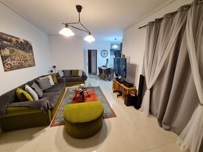 Smart TV, lareira, DVD player, aparelho de som