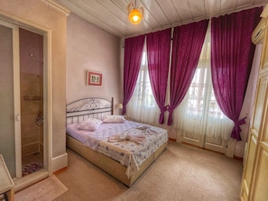 Romantic Room | Bathroom | Shower, hair dryer, towels, soap - Eolya Konuk Evi (Ayvalik)