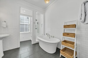 Shower, hair dryer, towels - Seas The Moments: Next to beach walkover, across the street from the pool! (Panama City Beach)
