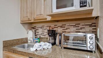 Jääkaappi, mikroaaltouuni, astianpesukone, kahvin-/teenkeitin