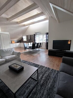 Smart-TV, Videospiele, DVD-Player, Stereoanlage