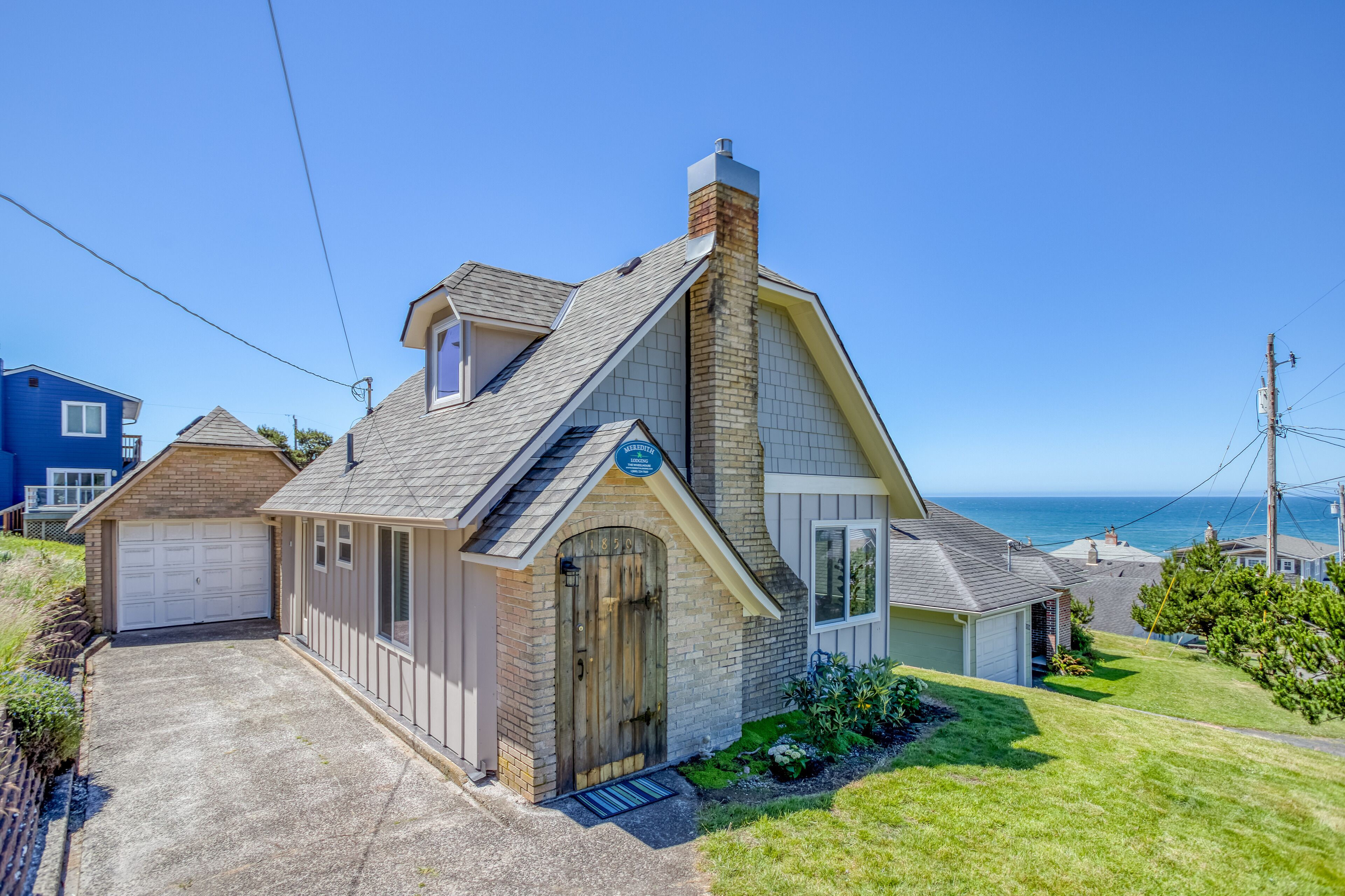 Updated Roads End Beach Cottage with Ocean View and Large Deck!