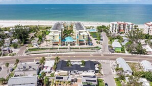 Un hôtel doté d’une cour intérieure, de plusieurs étages et offrant une vue sur la plage.