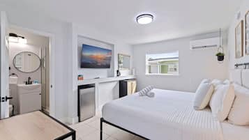 Desk, iron/ironing board, WiFi