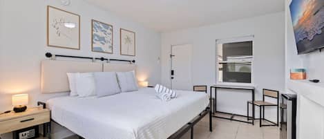 Een bureau, een strijkplank/strijkijzer, wifi