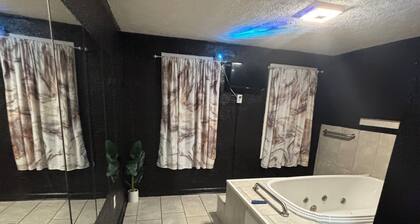 Queen jacuzzi suite