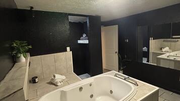 Bañera de hidromasaje, secador de pelo, toallas, jabón