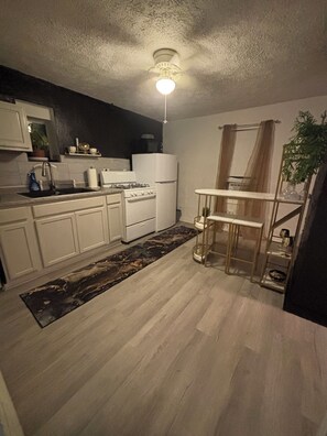 Fridge, microwave, oven, stovetop - Queen jacuzzi suite (West Homestead)