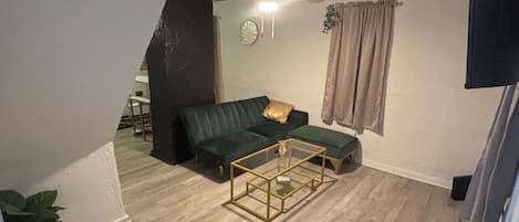TV connectée, cheminée, chaîne hi-fi