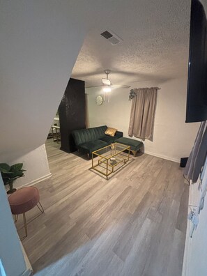 スマートテレビ、暖炉、ステレオ