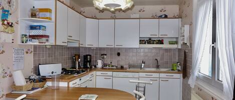 Réfrigérateur, micro-ondes, four, plaque de cuisson