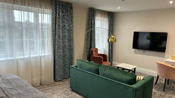 Junior Suite | Egyptian cotton sheets, premium bedding, minibar, desk