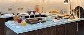 Petit déjeuner complet servi tous les jours en supplément